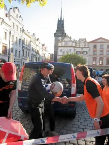 Cenu předával kanoista M. Doktor.
