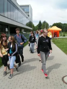 8. C si akci užívá