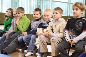 Slavnost začíná. Recitujeme ze starých slabikářů.