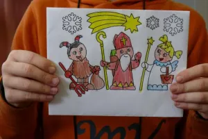 V této obálce jsou mikulášské pochvalné lístečky.
