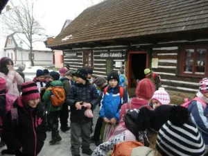 Před chaloupkou "Bylinkou"