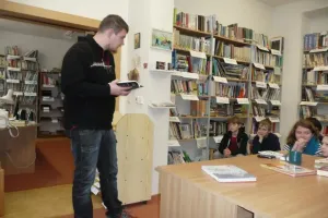 pozorně posloucháme