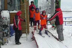 Druhý den už všichni jezdili na vleku.