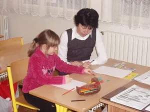Paní učitelka Březinová a možná její budoucí žákyně.