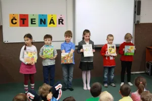 Čteme z pohádkových knížek.