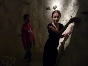 v pravěké jeskyni