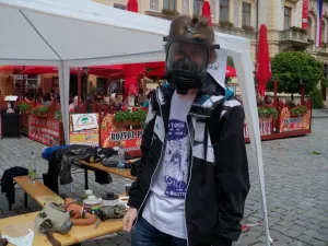 Lukáš zkouší masku