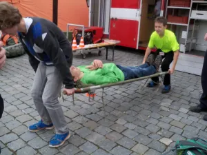 zkoušíme, jak je těžké nést někoho na nosítkách