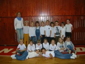 Bílá trička dneska máme, do soutěží se vrháme.