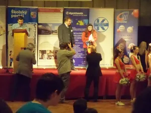 Káťa Farská přebírá cenu