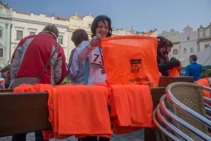 Závod skončil. Balíme 140 dresů.