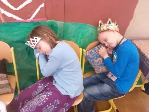Král s královnou usnuli.