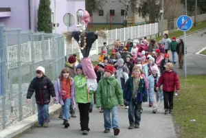Blížíme se k železniční zastávce Pardubičky