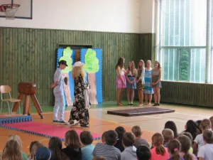 Jindřich VIII. zahlédl v hloučku dvorních dam neznámou tvář