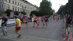 Běželi tatínkové...