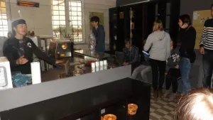 ve výrobně čokolády