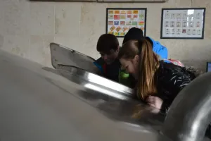 copak asi je v těch kádích?