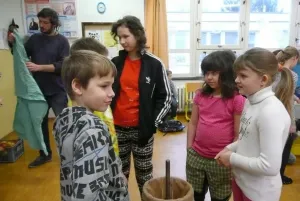 Čekání před lisem