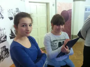 Laura a Terezka společně vyplňují pracovní list