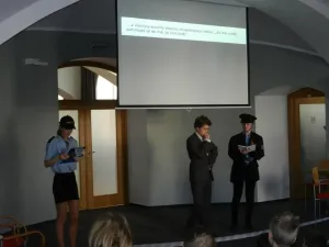 Detektiv vyšetřuje.