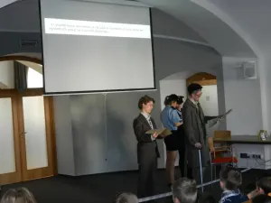 Přichází komisař.