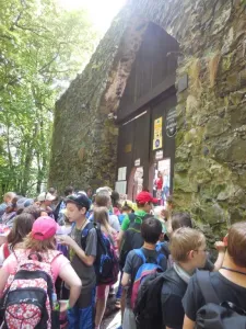 Před branami hradu