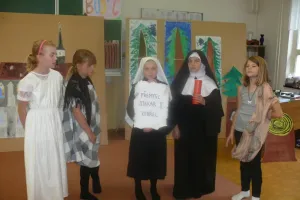 Posel přinesl zprávu do kláštera.