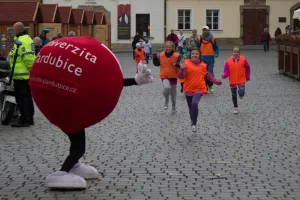 Maskot už čeká...