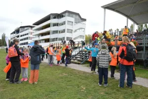 Závodiště se začíná zaplňovat běžci ze Studánky.