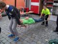 zkoušíme, jak je těžké nést někoho na nosítkách