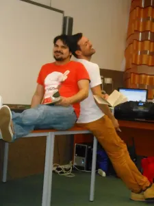 Ben a Erik si povídají po večírku