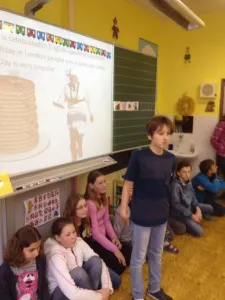 Petr prezentuje
