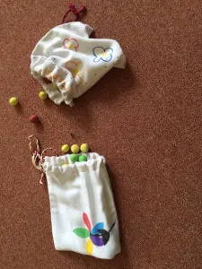 sáčky nám ušila paní asistentka, my jsme si vyrobili šňůrky