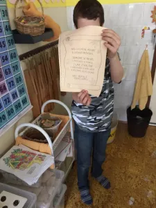 Našli jsme dopis, skřítkové nás prosí o pomoc. Ztratili se v lese a nevědí si poradit.