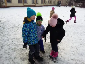 To je prima hrát si na sněhu.