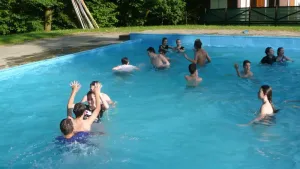 Osvěžení v bazénu je super!