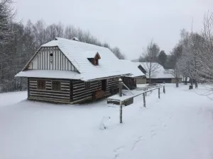 Zasněžené chalupy.