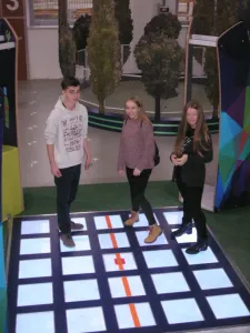 Tom, Verča, Lucka a osová souměrnost