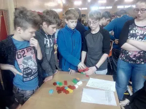 Jedna část skupiny dává instrukce v angličtině a druhá skupina podle toho staví z lega