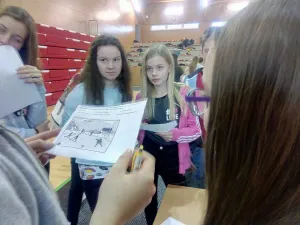 osmáci se snaží v anglickém jazyce komunikovat druhému týmu rozdíly na svém obrázku
