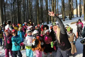 Začíná karneval na sněhu.