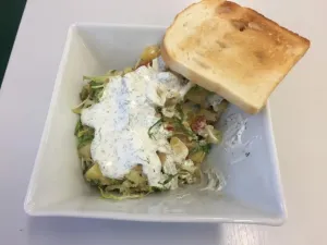 zeleninovy-salat-se-sledem-a-toastik