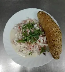 rajcatovy-salat-s-celozrnnym-pecivem