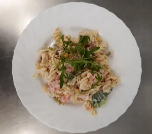 testovinovy-salat-se-zeleninou-a-uzenym-lososem