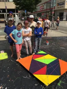 ostré geometrické tvary, doplněné výraznou barevností