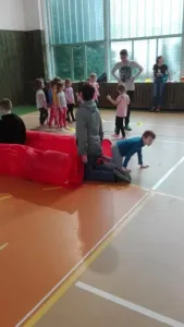prolézání tunelem
