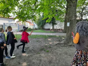 Zneškodňování příšer dobře mířenou ranou klackem.