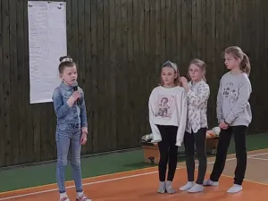 vítězka s hosteskami