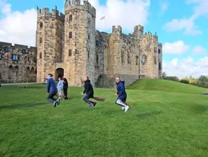 alnwick-castle-lekce-litani-na-kosteti