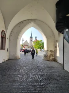 Projdete branou a blížíte se k místu činu.